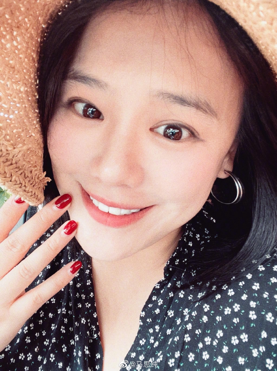 组图：马思纯晒怼脸自拍状态好 戴草帽搭配碎花上衣好清新_2
