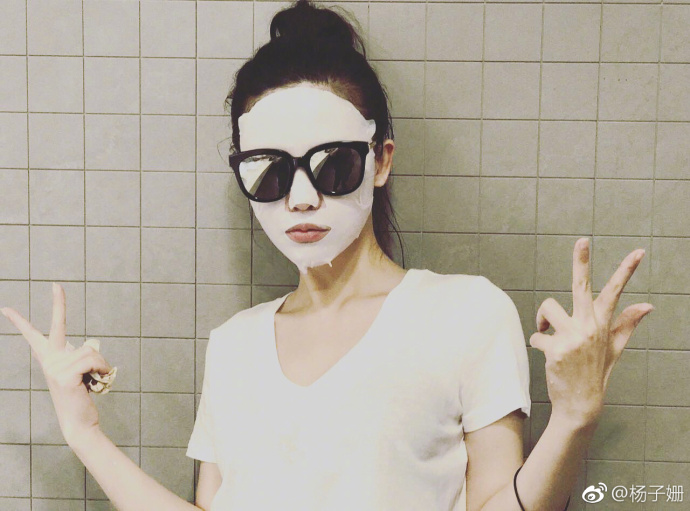 组图:杨子姗微博晒面膜墨镜搞怪新造型