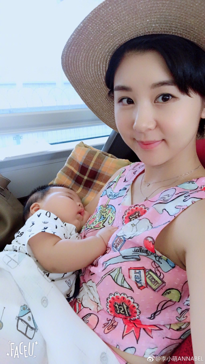 组图李小萌晒全家福甜蜜有加宝宝胖嘟嘟超可爱