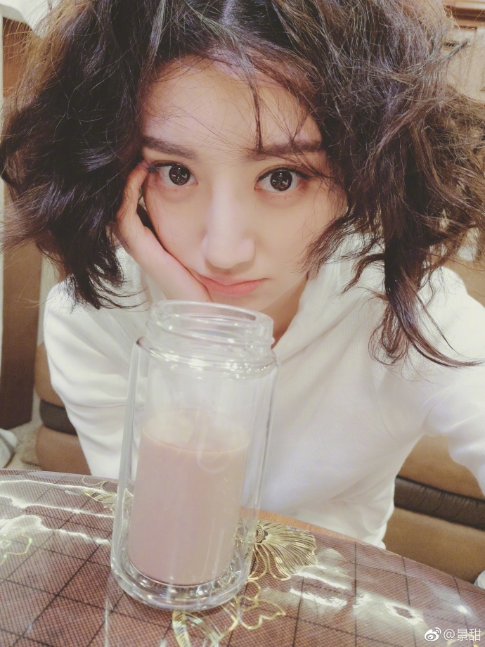 组图:景甜俏皮短发托腮甜美动人 皮肤细腻吹弹可破