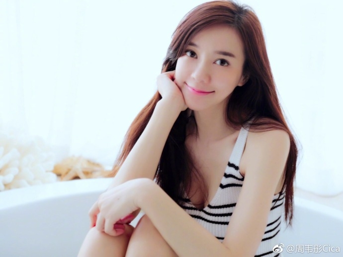 组图:周韦彤穿运动背心锁骨抢镜 皮肤白嫩秀诱人蛇腰