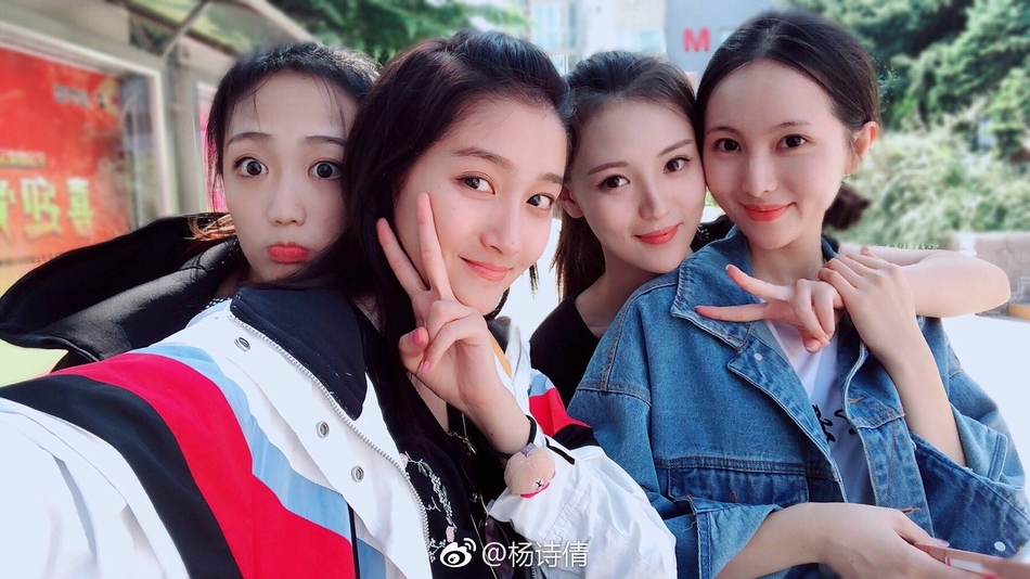 组图网友北电偶遇关晓彤与同学有说有笑回归校园生活