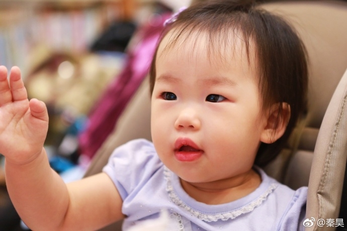 组图:秦昊晒小米粒九宫格萌照 眯眼甜笑认真啃脚丫