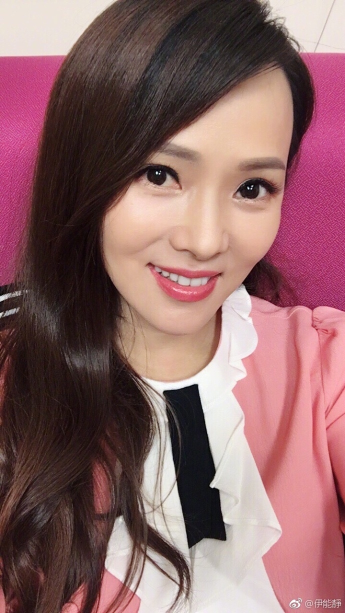 组图:辣妈伊能静卖萌自拍 粉衣短裙甜美似少女