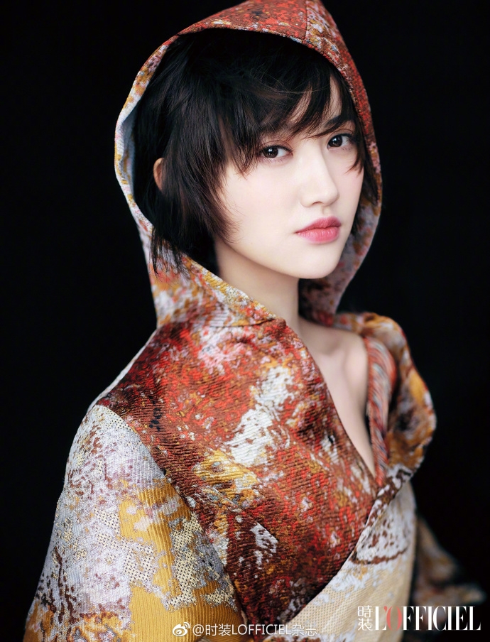 组图:景甜短发登杂志封面 香肩微露性感迷人