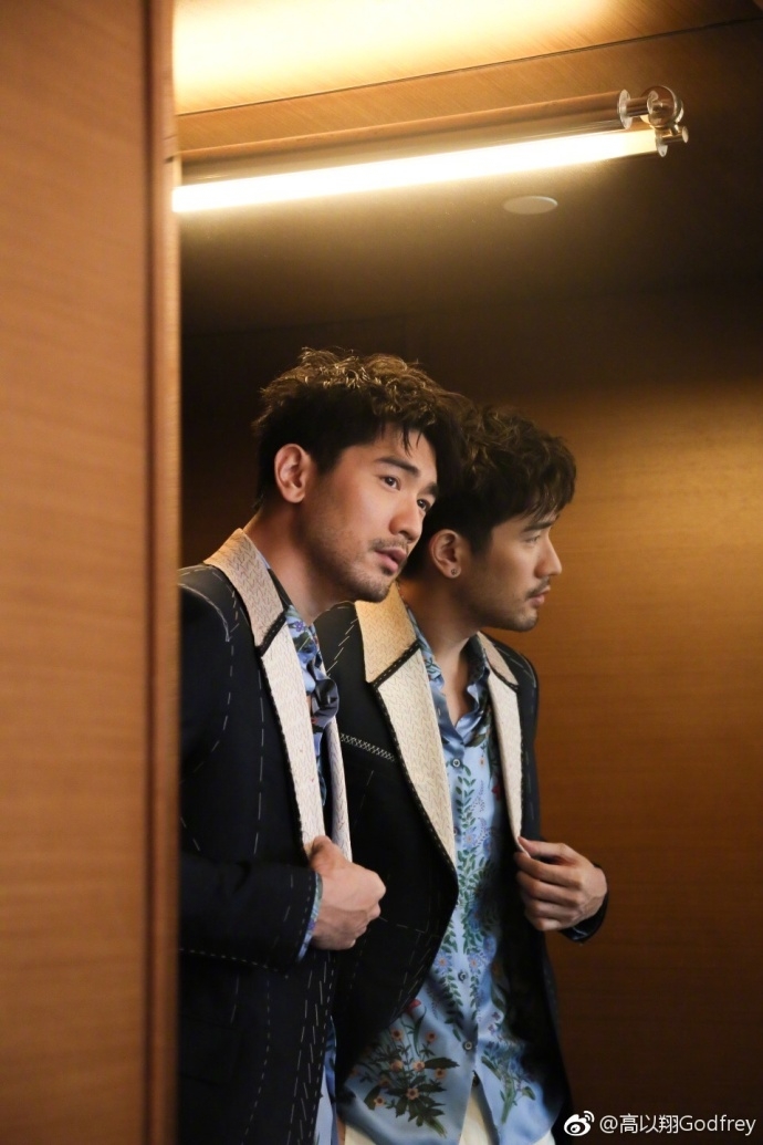 组图身高颜值都很高高以翔完美演绎轻熟男魅力
