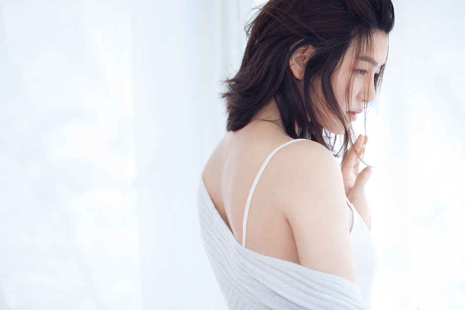 组图：陈妍希性感大片夏日绽放 清新随性大秀美腿