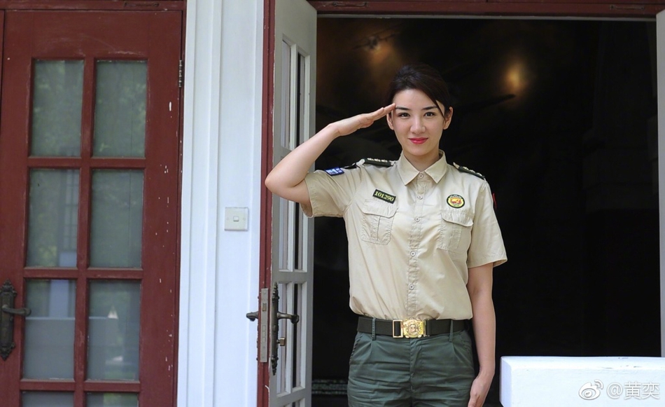 上阵母女兵!黄奕带女儿参加军训 铛铛嘟嘟脸变漂亮