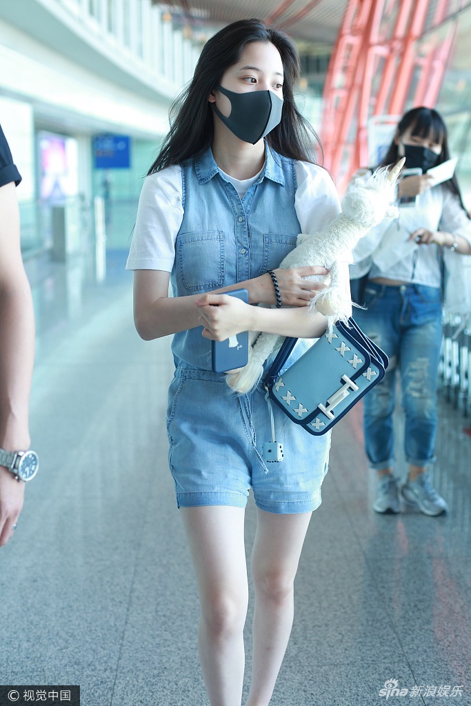组图:欧阳娜娜美腿白皙少女味足 陈飞宇看娜比眼神温柔似水