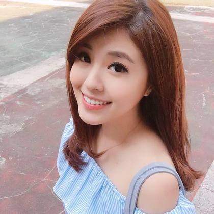 组图:台湾女主播澳门夜游 红色比基尼俯身亮事业线