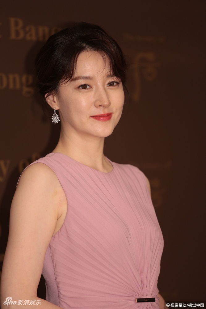 47岁李英爱粉裙优雅 温婉浅笑仙气飘飘_高清图集_新浪网