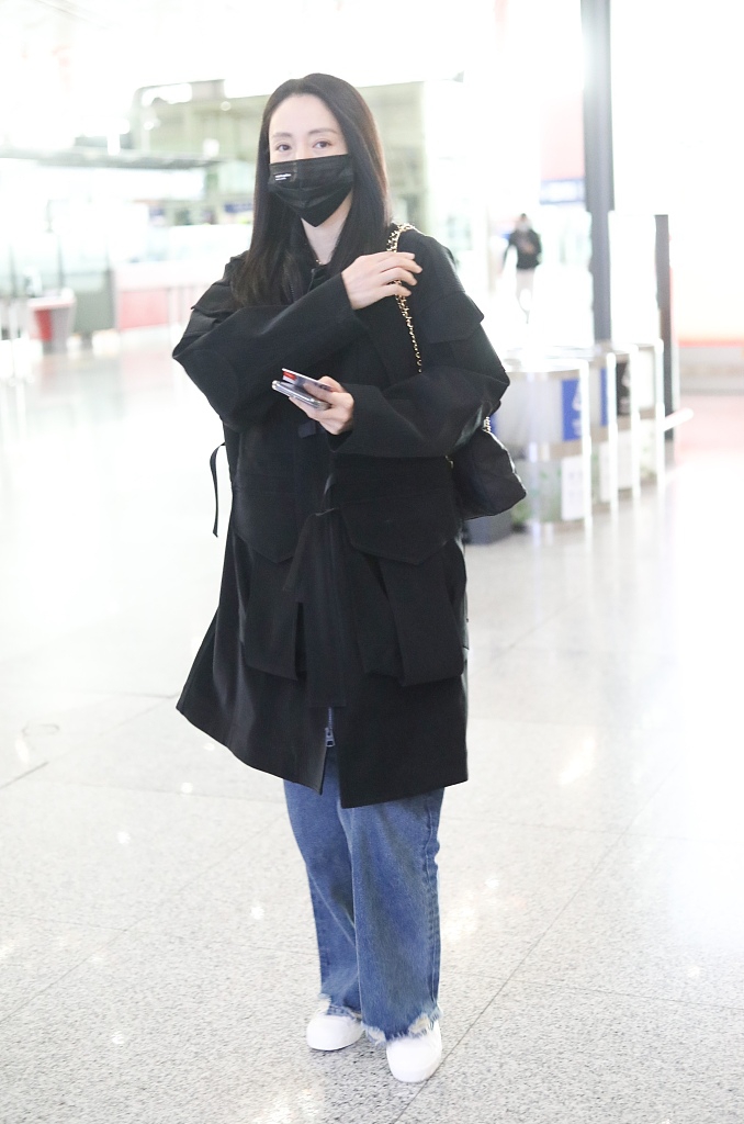 风衣配牛仔裤_风衣牛仔裤配小白鞋图(3)