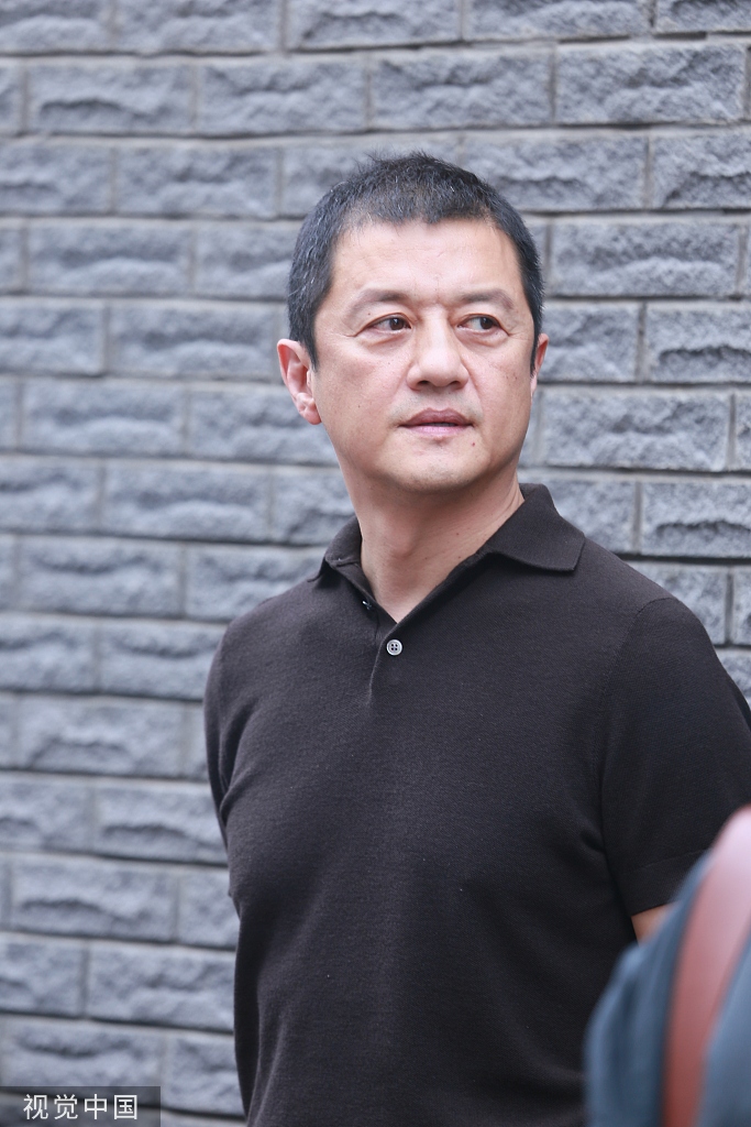 组图:50岁李亚鹏寸头造型亮相 对镜头点赞状态好_高清图集_新浪网