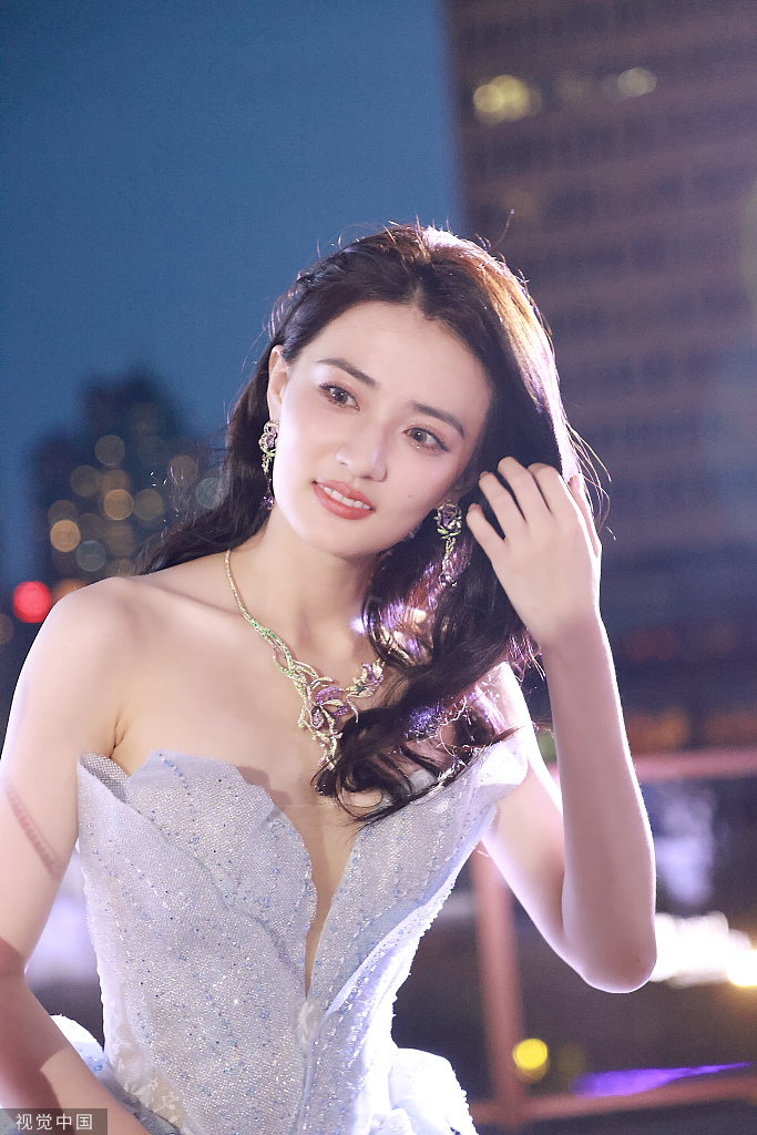 8月20日,上海,徐璐出席品牌活动,身穿蕾丝礼服秀性感事业线