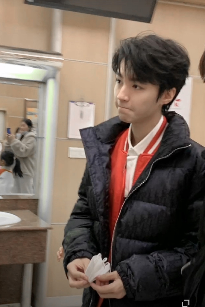 小朋友春晚后台追星王俊凯（图）