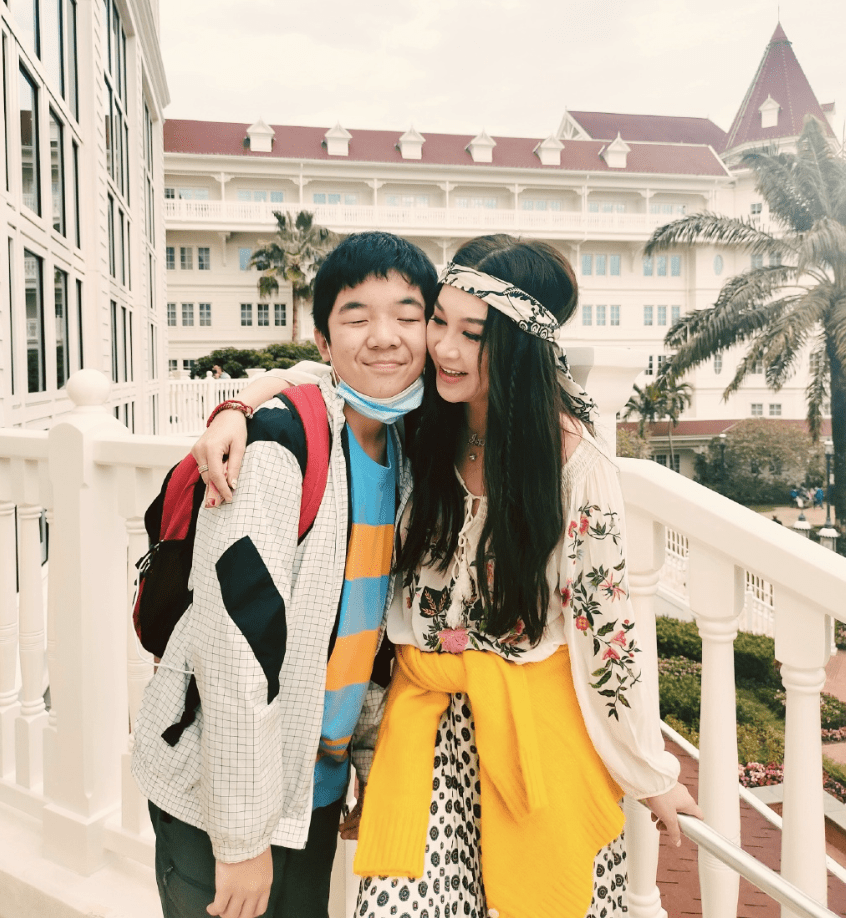 组图：温碧霞晒一家三口出游照 母子拥抱合影身高已超妈妈_6