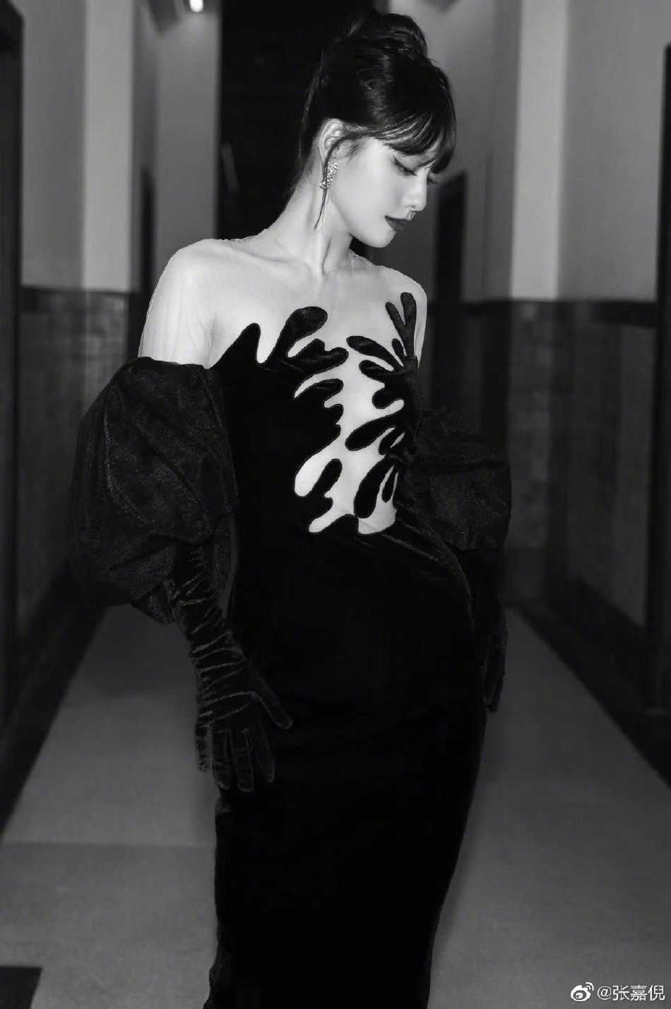 张嘉倪粉色抹胸长裙身材曼妙 与李一桐同框比心画面养眼