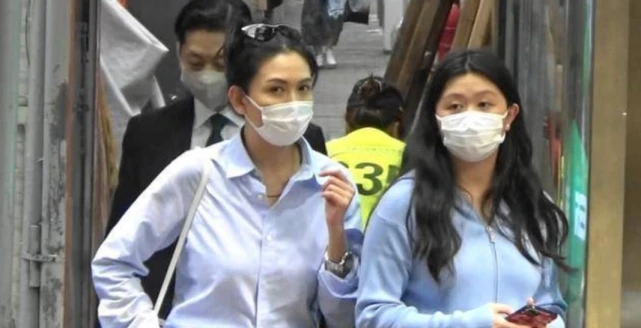 组图：邱淑贞二女儿罕露面 18岁沈日五官精致鼻梁高挺气质不俗_4