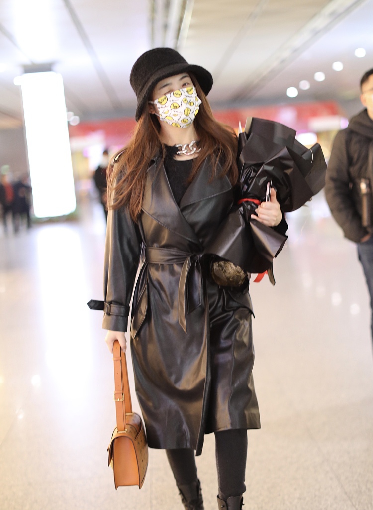 黑皮风衣_黑皮风衣美女(2)