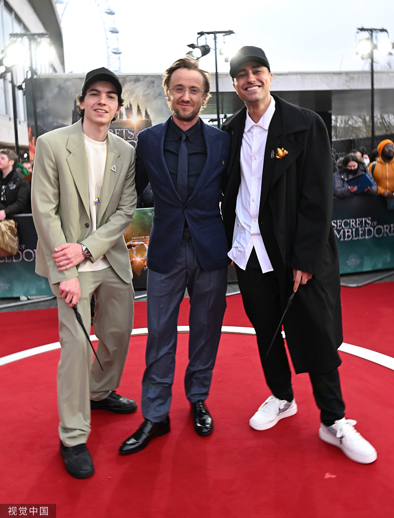 组图:《神奇动物3》世界首映"小雀斑"裘德·洛J·K·罗琳出席第7张图片 组图:《神奇动物3》世界首映"小雀斑"裘德·洛J·K·罗琳出席第7张图片