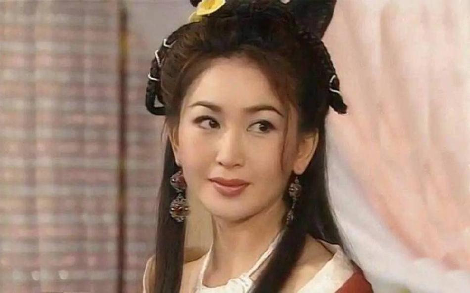 组图：温碧霞和老公挽手甜蜜出行 一家三口爬山被偶遇_4
