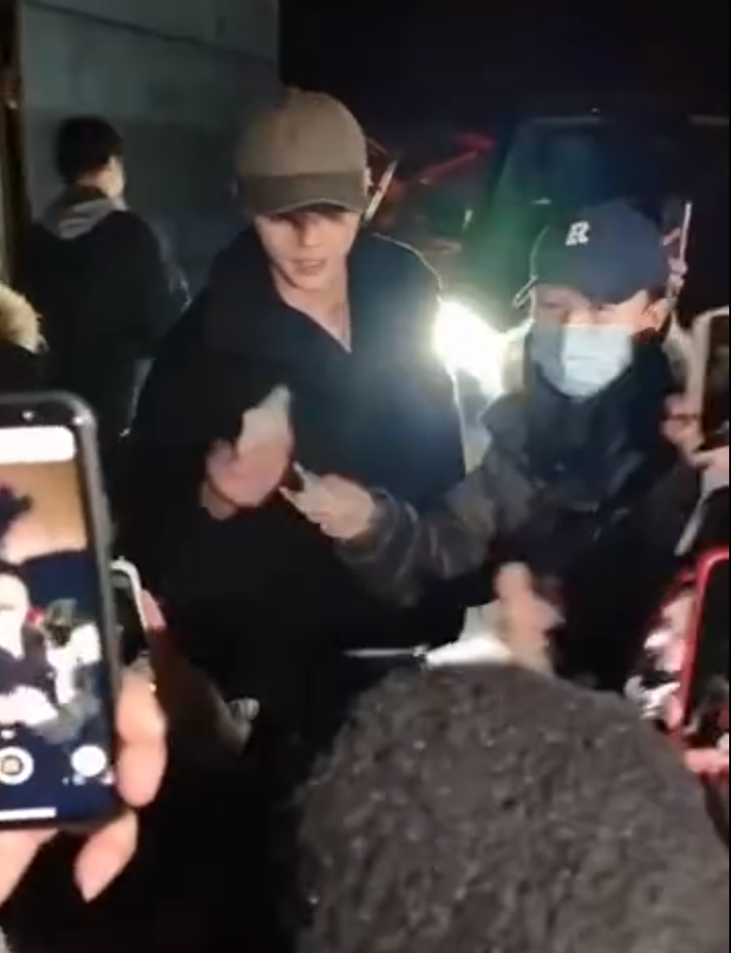 组图：许凯雪鹰领主杀青路透 夜色下穿黑衣帽檐遮眼氛围感拉满_2