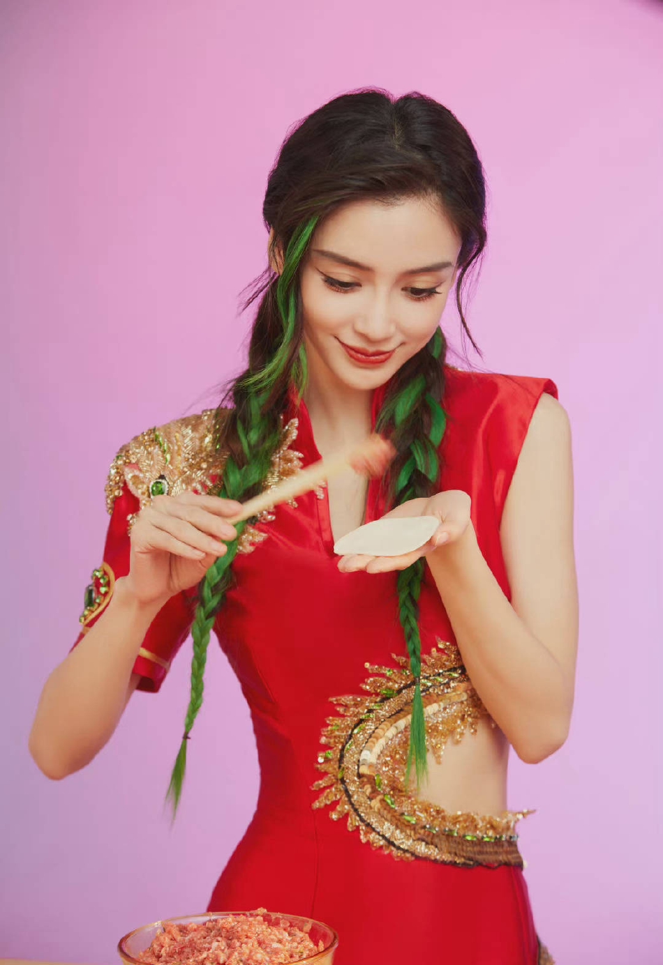 组图：杨颖神龙烈焰新年贺岁大片 穿中国风高定红红火火喜庆十足