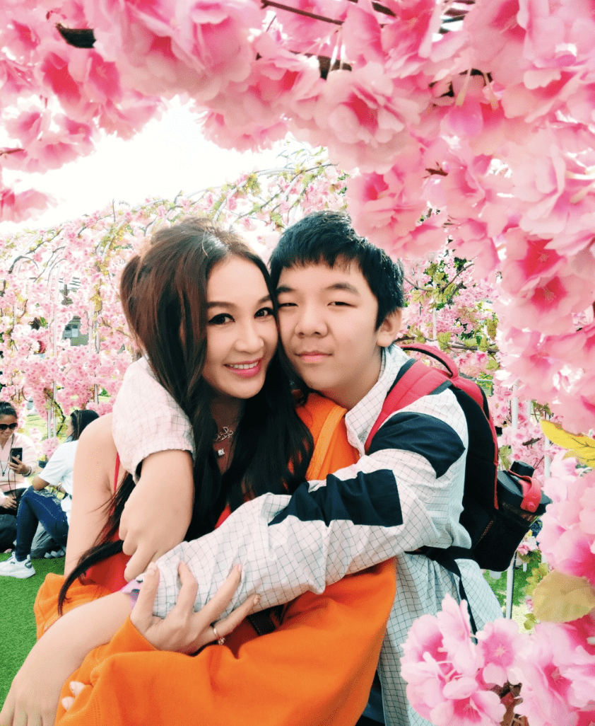 组图：温碧霞晒一家三口出游照 母子拥抱合影身高已超妈妈_4