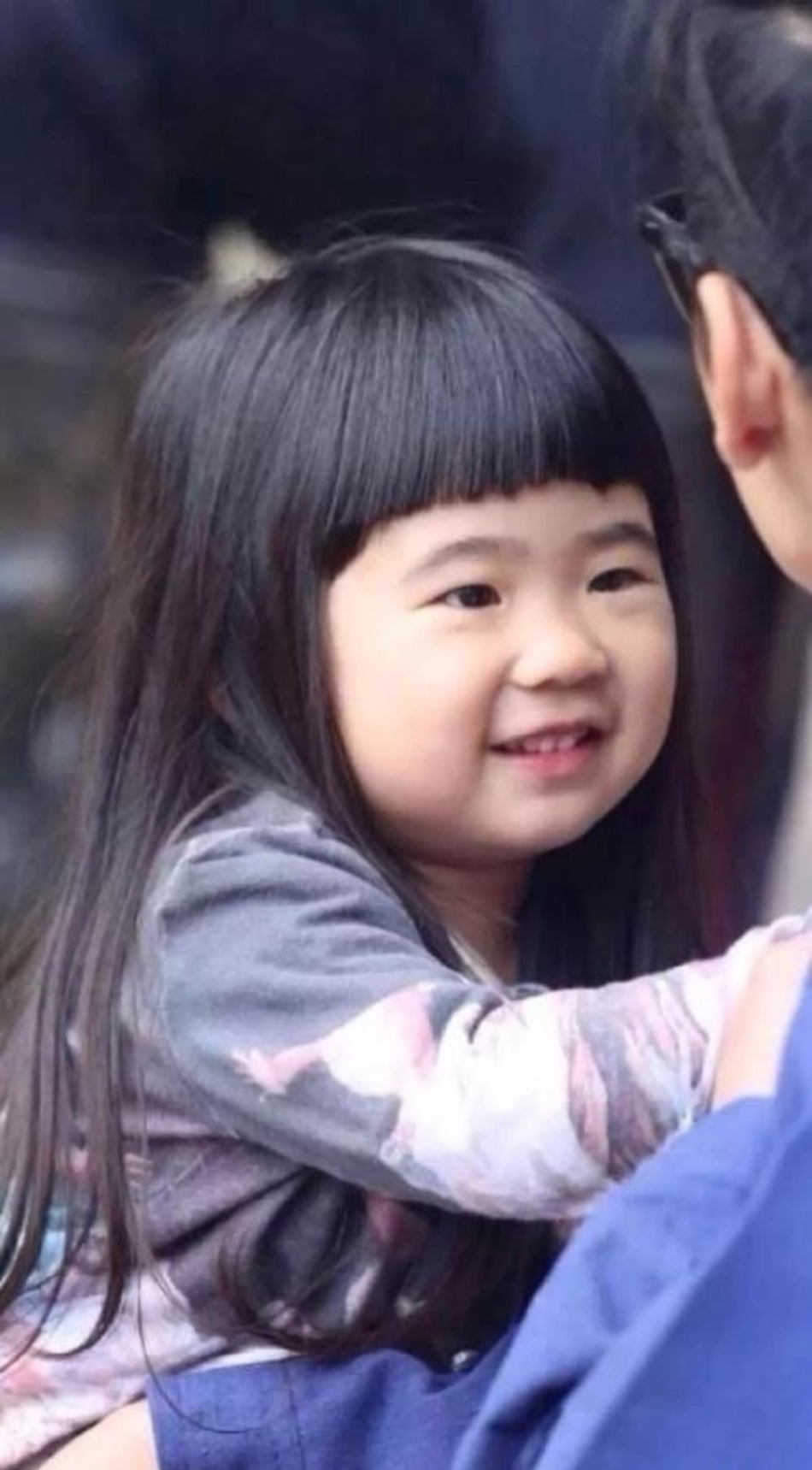 组图：曹格11岁女儿Grace爱上美妆 近照大变样宛如时尚模特_5