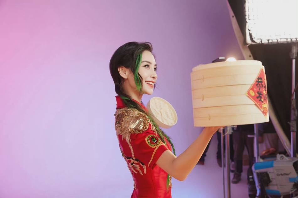 组图：杨颖神龙烈焰新年贺岁大片 穿中国风高定红红火火喜庆十足_1