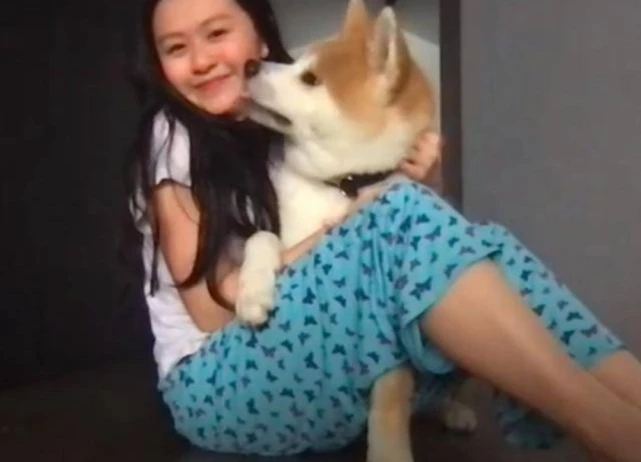 组图：邱淑贞二女儿罕露面 18岁沈日五官精致鼻梁高挺气质不俗_2
