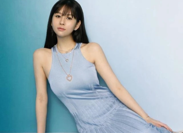 组图：邱淑贞二女儿罕露面 18岁沈日五官精致鼻梁高挺气质不俗_3