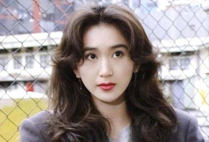 组图：温碧霞和老公挽手甜蜜出行 一家三口爬山被偶遇_5