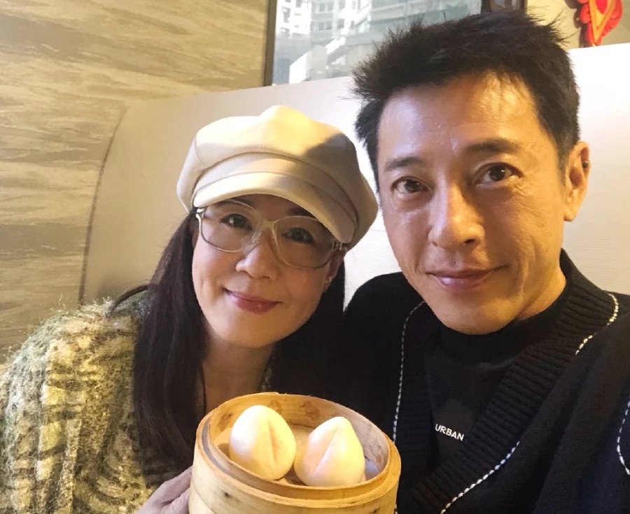 吕颂贤生日与妻子享受甜蜜一天 两人吃素郊游拍合影超恩爱