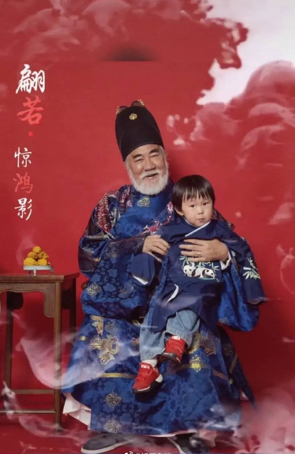 组图：70岁张纪中晒古装全家福 与杜星霖搂儿女在怀幸福温馨_7
