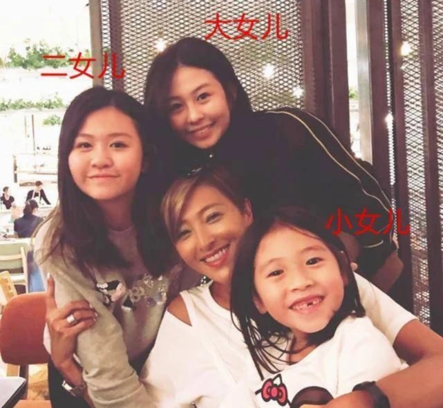 组图：邱淑贞二女儿罕露面 18岁沈日五官精致鼻梁高挺气质不俗_5