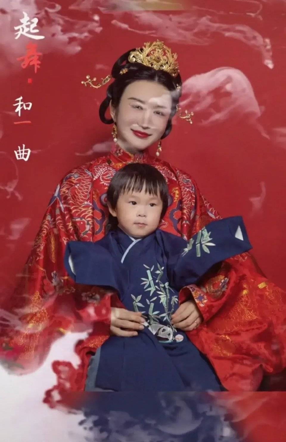 组图：70岁张纪中晒古装全家福 与杜星霖搂儿女在怀幸福温馨_8