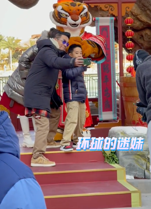 组图：陈小春应采儿一家游环球影城 Jasper身高猛长直逼爸爸肩膀