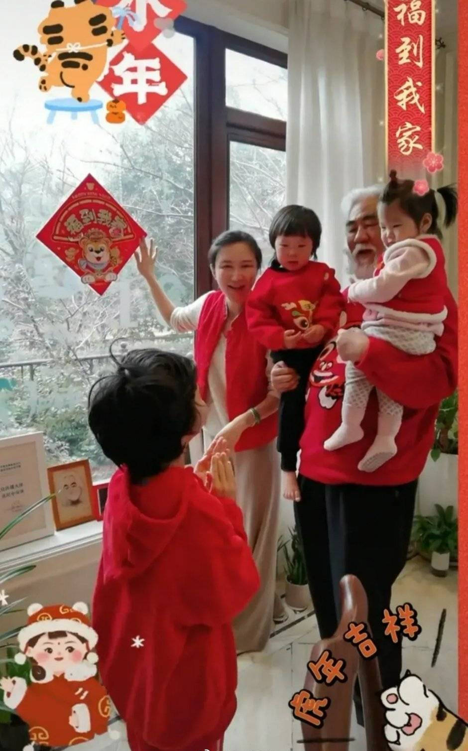 组图：70岁张纪中晒古装全家福 与杜星霖搂儿女在怀幸福温馨_0