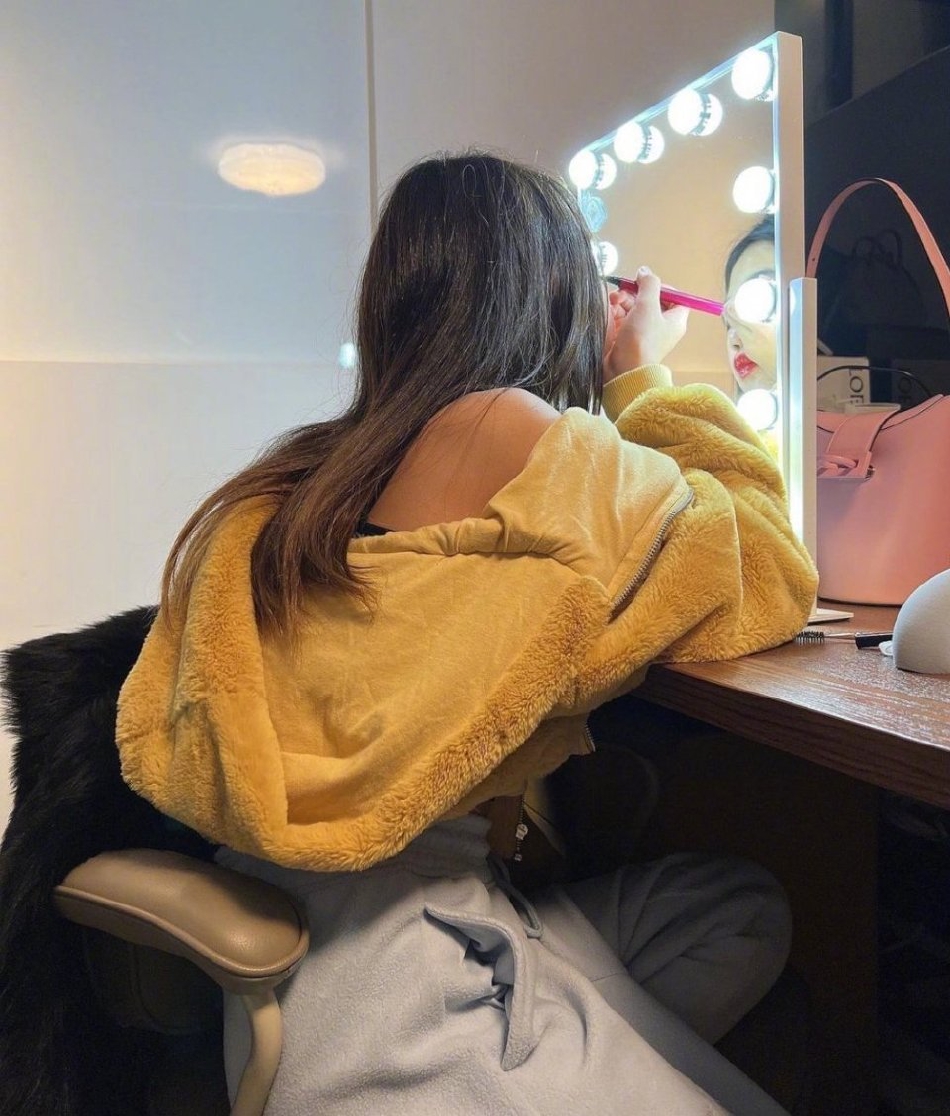 组图：曹格11岁女儿Grace爱上美妆 近照大变样宛如时尚模特_3