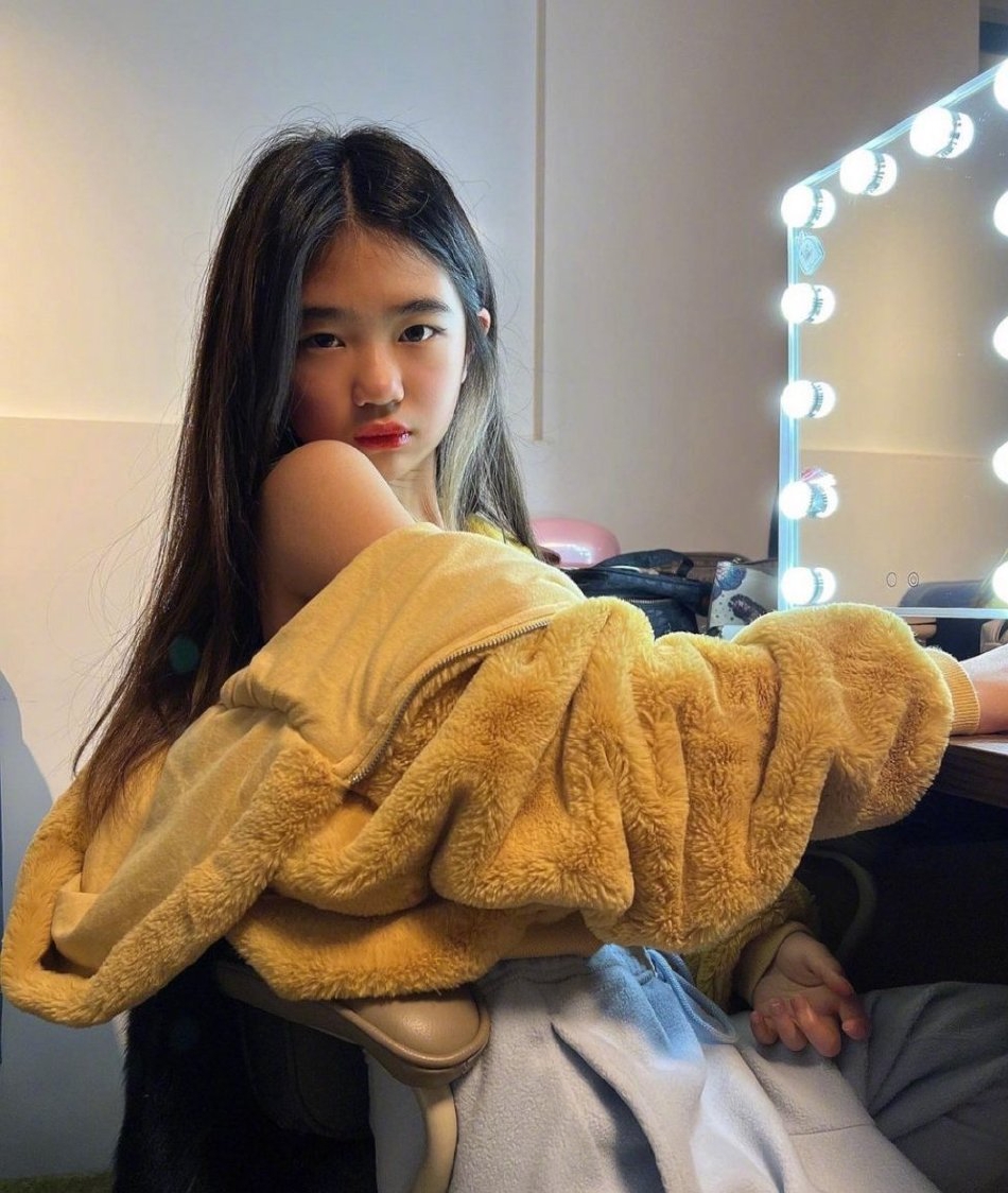 组图：曹格11岁女儿Grace爱上美妆 近照大变样宛如时尚模特_1