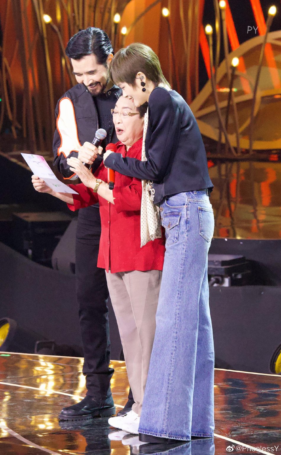 组图：李宇春费翔白玉兰颁奖典礼合唱 舞台感染力强气场全开