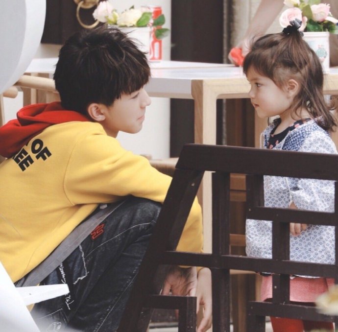 小朋友春晚后台追星王俊凯（图）