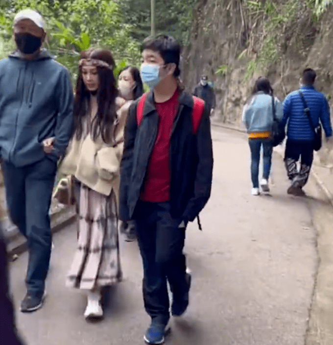 组图：温碧霞和老公挽手甜蜜出行 一家三口爬山被偶遇