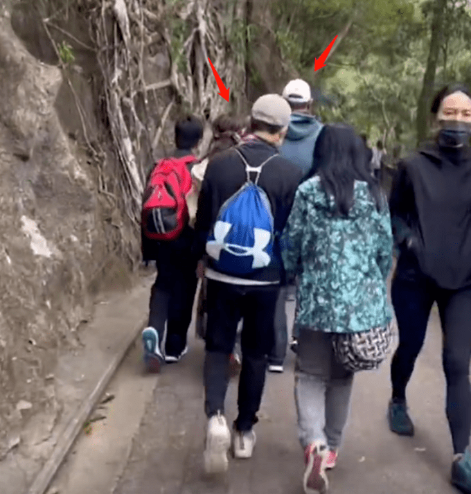 组图：温碧霞和老公挽手甜蜜出行 一家三口爬山被偶遇_1