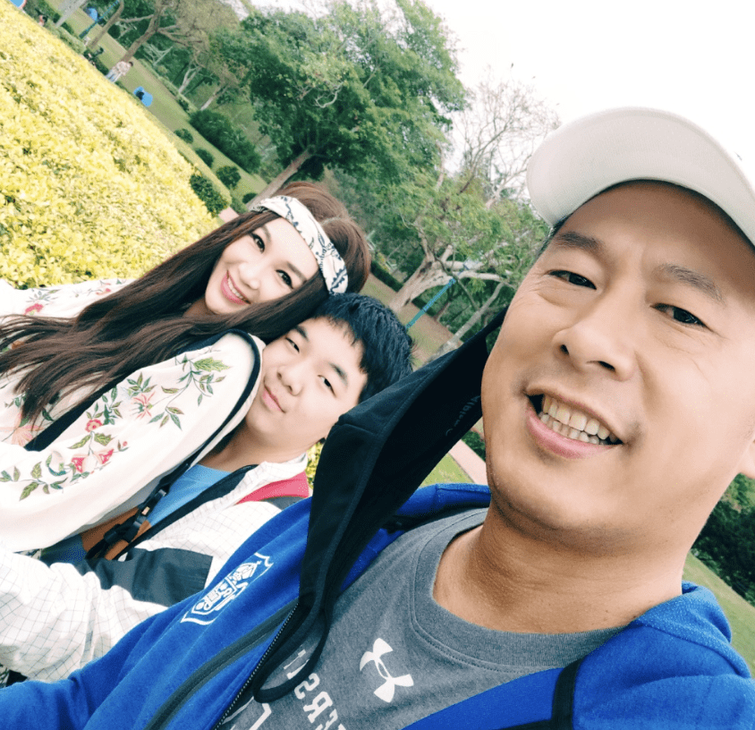 组图：温碧霞晒一家三口出游照 母子拥抱合影身高已超妈妈_5