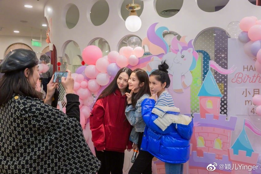 组图：颖儿晒照为4岁女儿庆生 董璇帮布置派对郭碧婷素颜出席