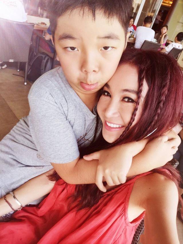 组图：温碧霞晒一家三口出游照 母子拥抱合影身高已超妈妈_7