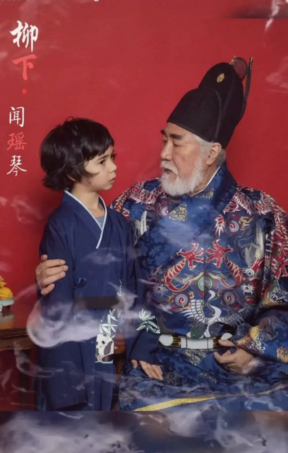 组图：70岁张纪中晒古装全家福 与杜星霖搂儿女在怀幸福温馨_1