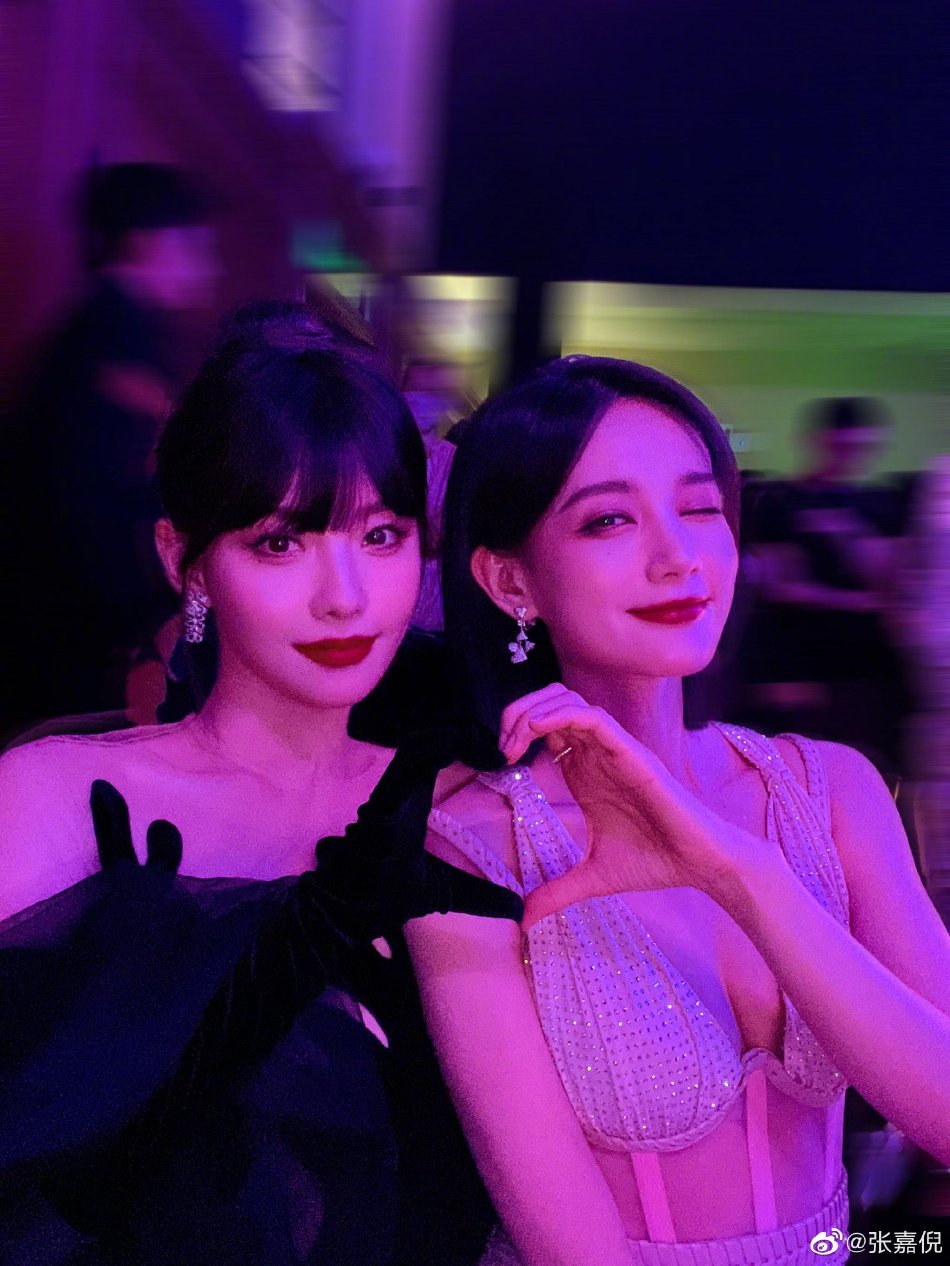 张嘉倪粉色抹胸长裙身材曼妙 与李一桐同框比心画面养眼